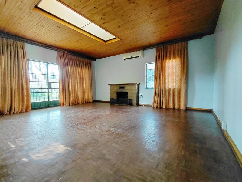 Beautifully Maintained Home with Flatlet, Fireplace & Stunning Garden - Photo 9