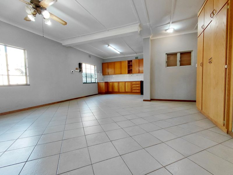 Beautifully Maintained Home with Flatlet, Fireplace & Stunning Garden - Photo 7