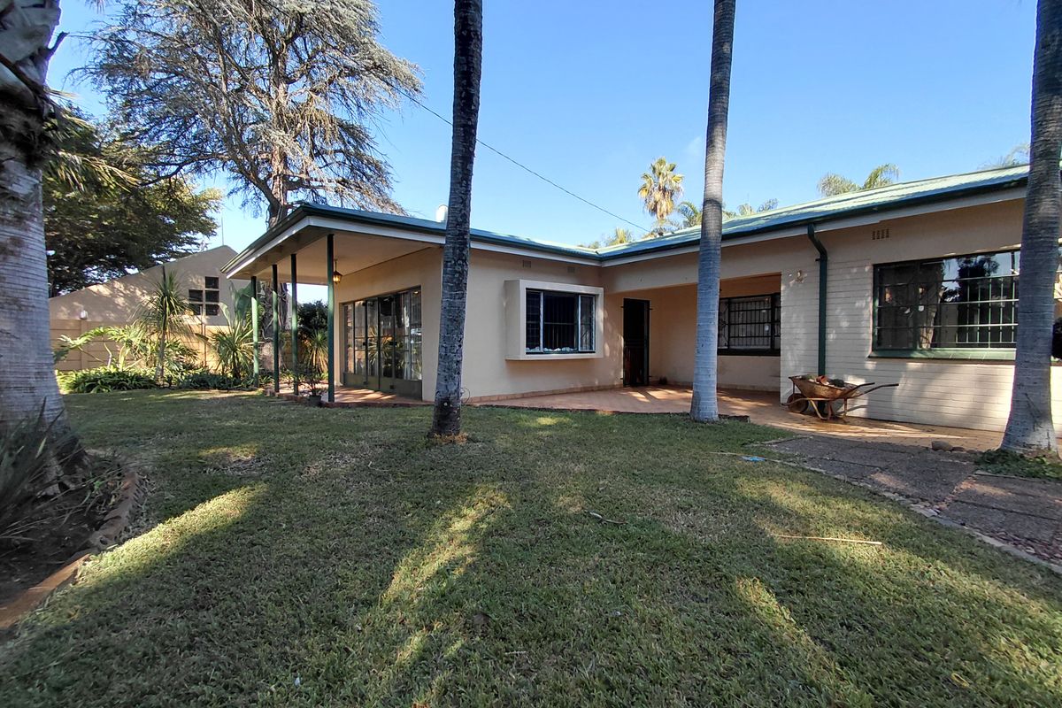 Beautifully Maintained Home with Flatlet, Fireplace & Stunning Garden - Photo 2