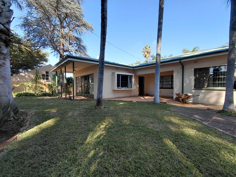 Beautifully Maintained Home with Flatlet, Fireplace & Stunning Garden - Photo 2