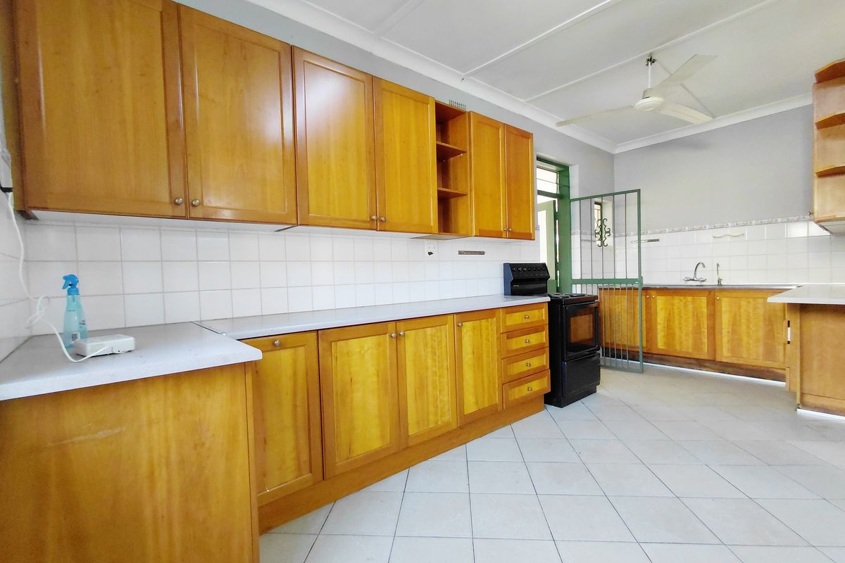 Beautifully Maintained Home with Flatlet, Fireplace & Stunning Garden - Photo 4