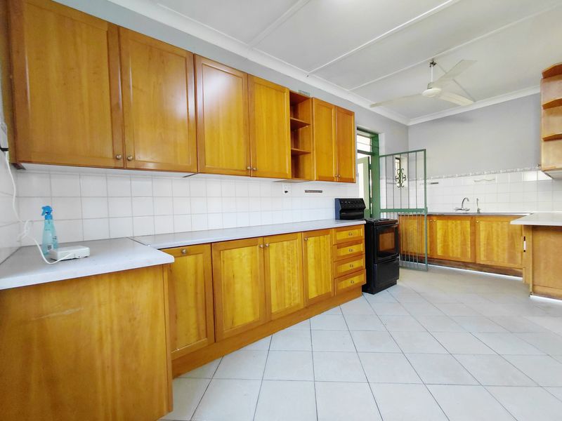 Beautifully Maintained Home with Flatlet, Fireplace & Stunning Garden - Photo 4