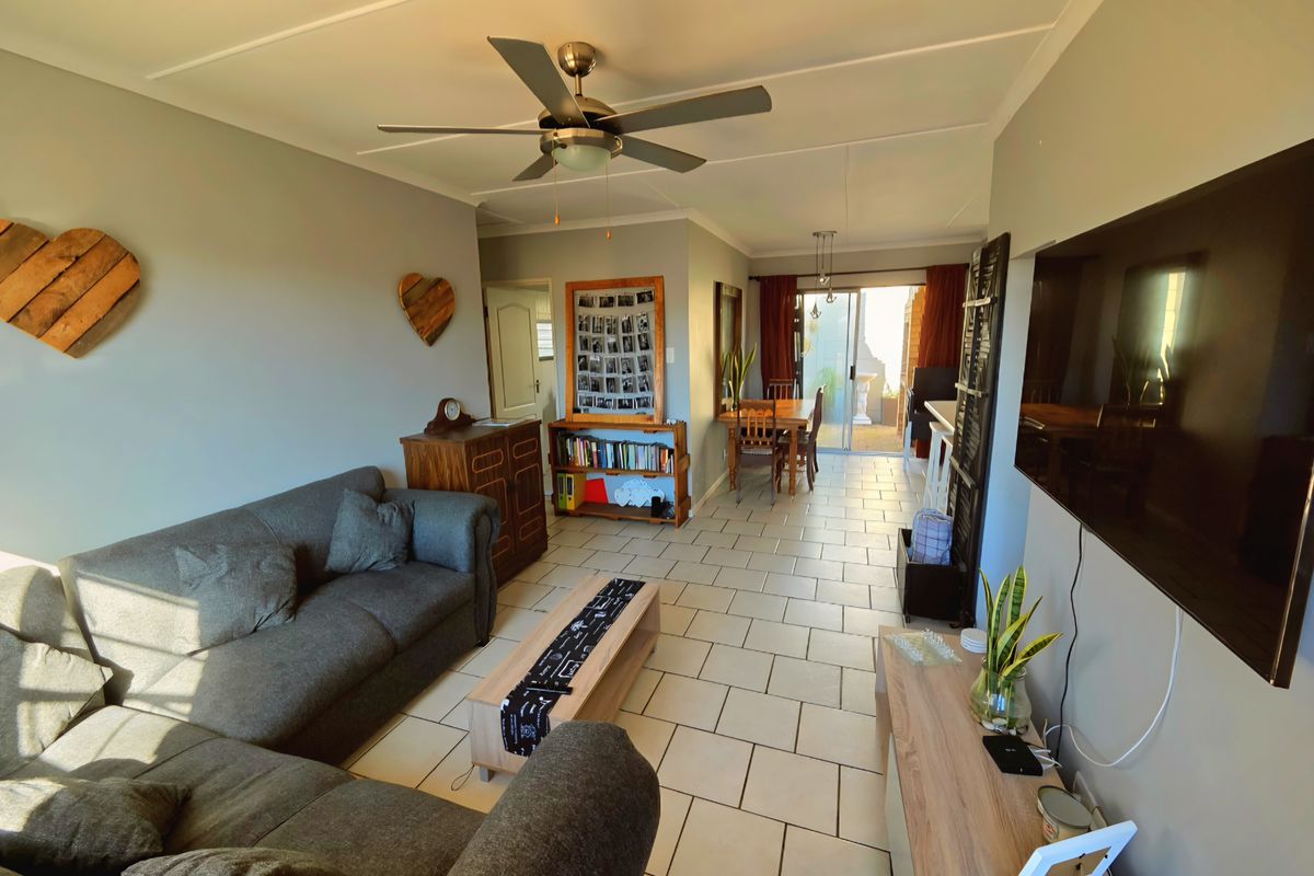 Secure Coastal living in Central Jeffreys bay - Photo 3