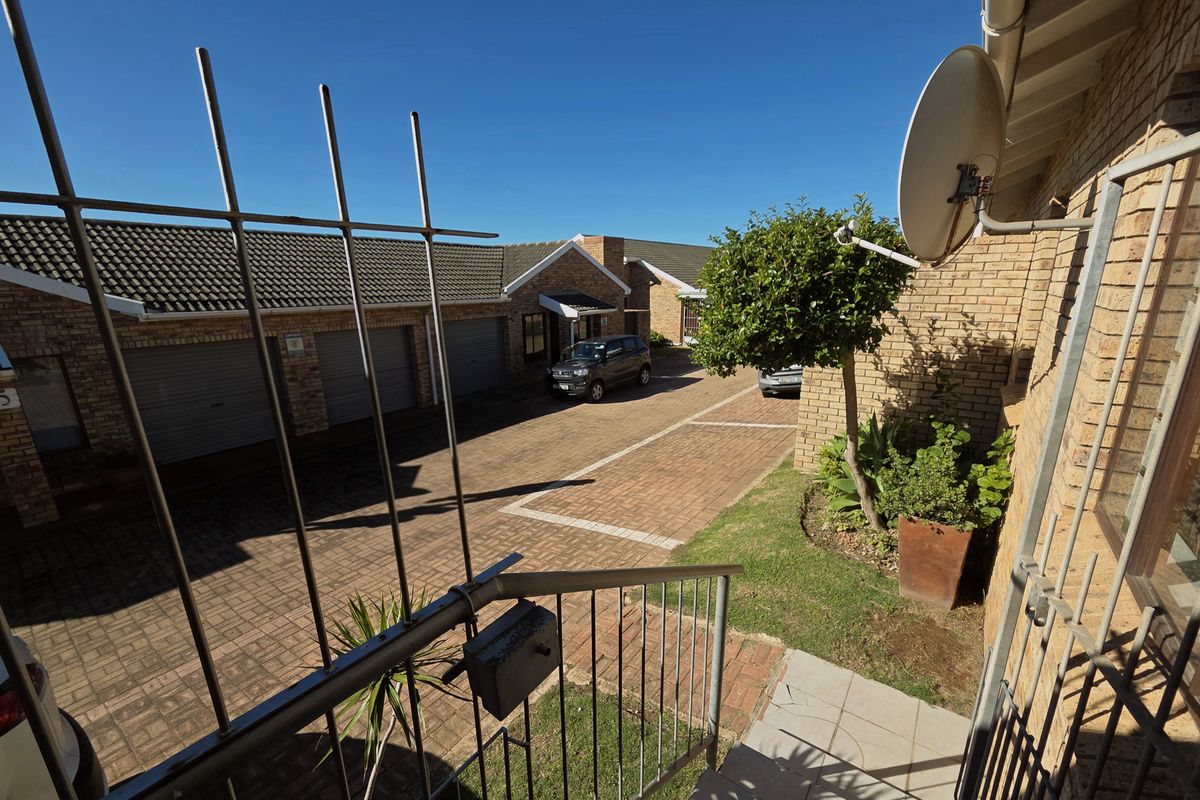 Secure Coastal living in Central Jeffreys bay - Photo 2