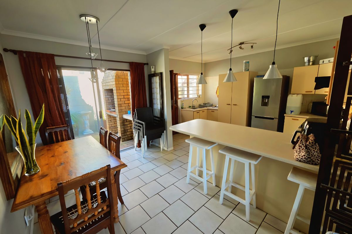 Secure Coastal living in Central Jeffreys bay - Photo 4