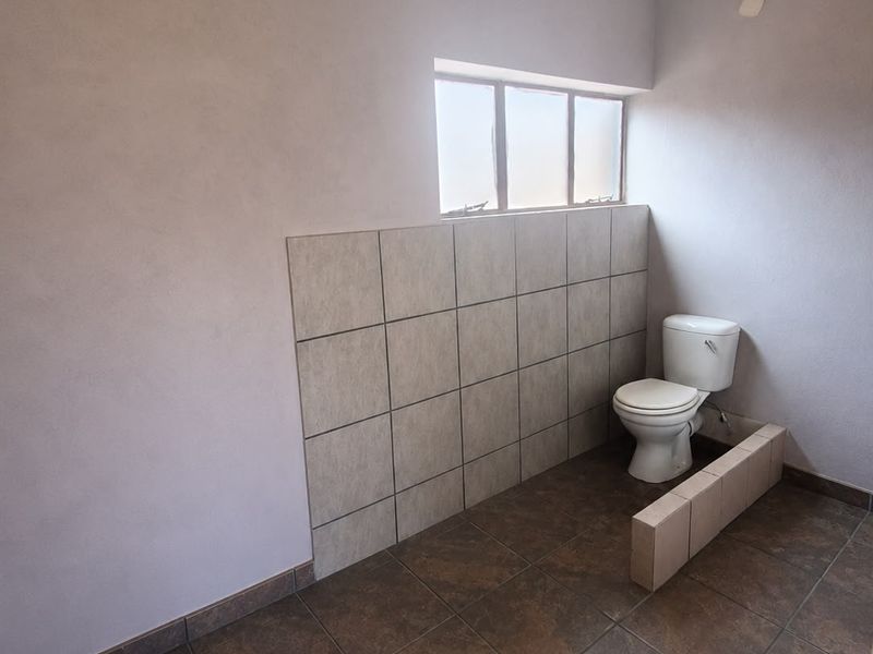 Fixer-Upper Opportunity – Unlock the Potential. - Photo 2