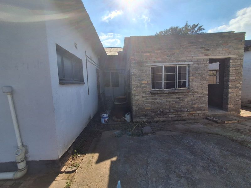Fixer-Upper Opportunity – Unlock the Potential. - Photo 10