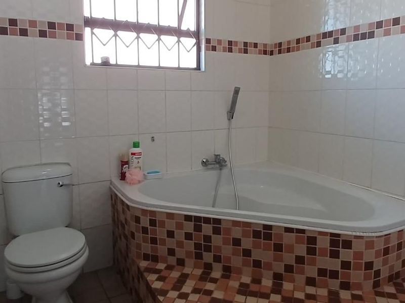 Welcome to a beautifully maintained family home. - Photo 9