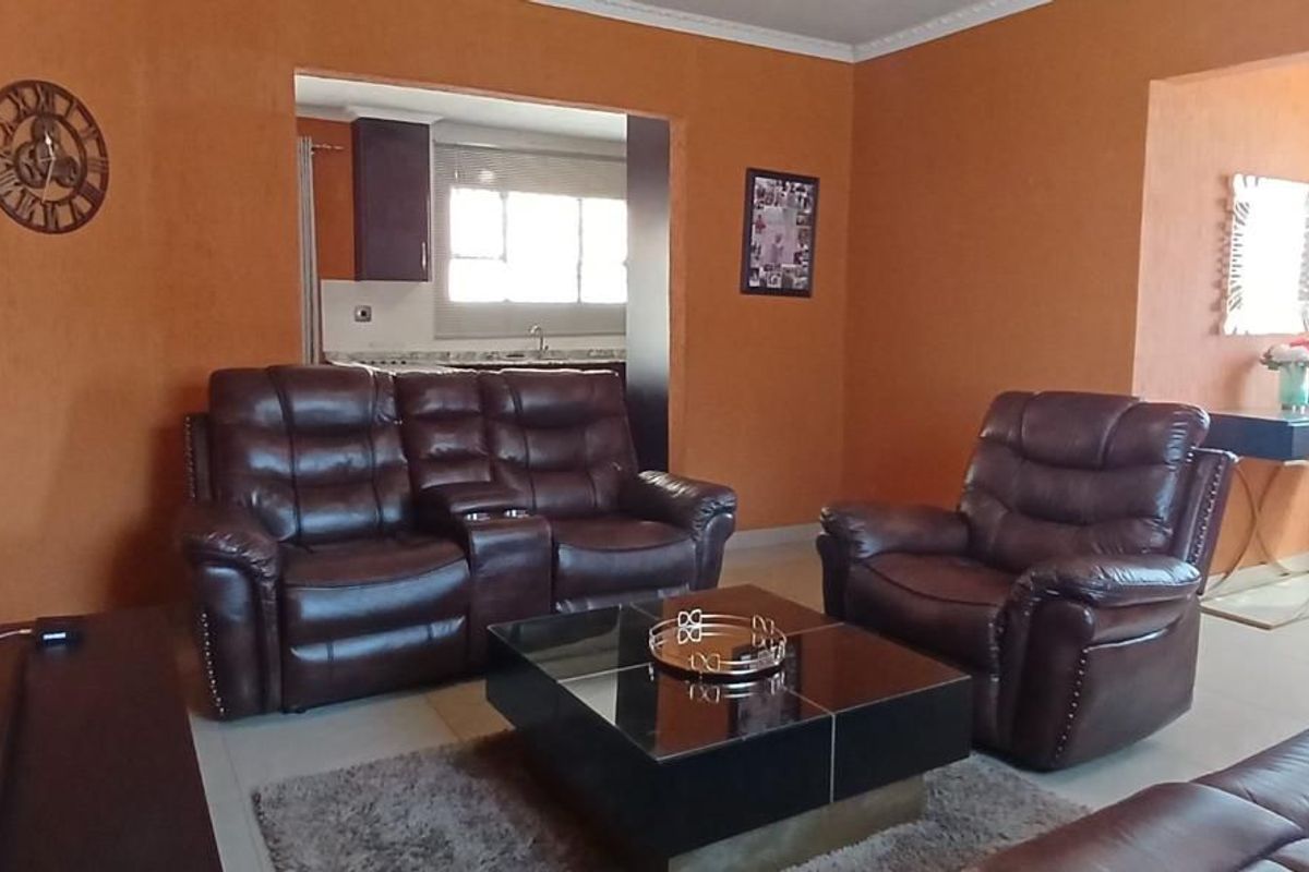 Welcome to a beautifully maintained family home. - Photo 2