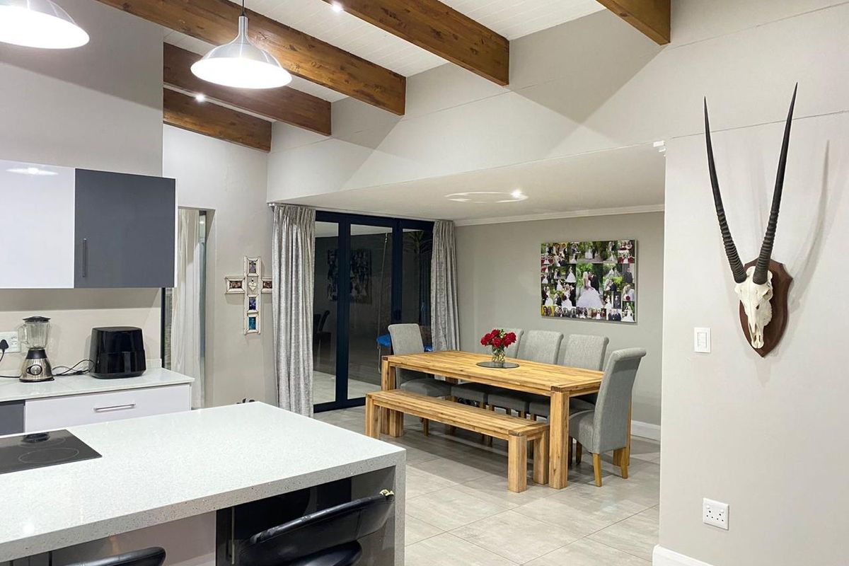 Contemporary Estate Living in Palm Lakes Estate - Photo 2