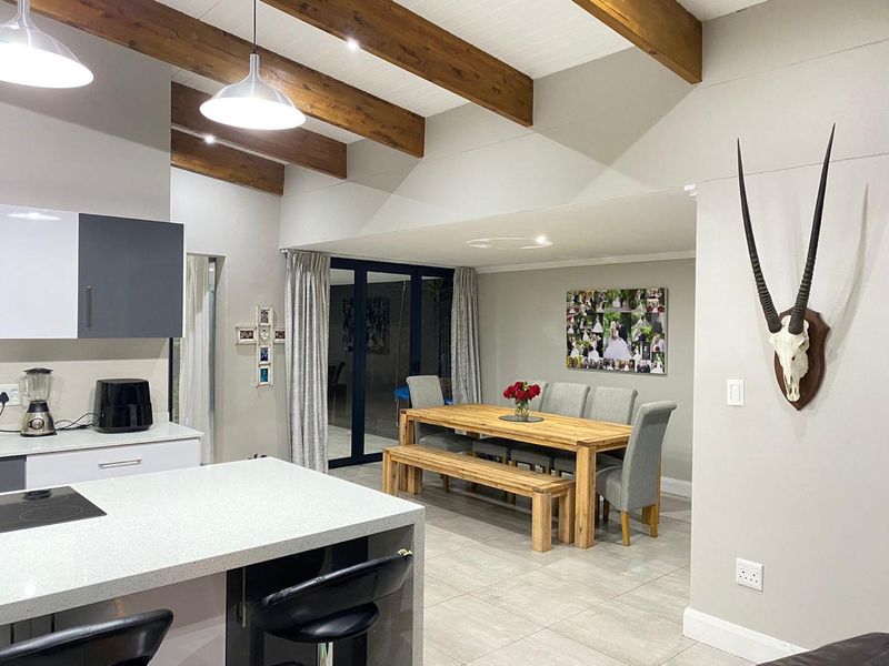 Contemporary Estate Living in Palm Lakes Estate - Photo 2