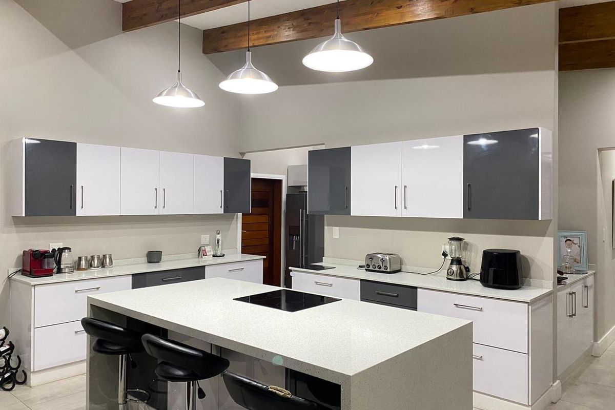 Contemporary Estate Living in Palm Lakes Estate - Photo 3