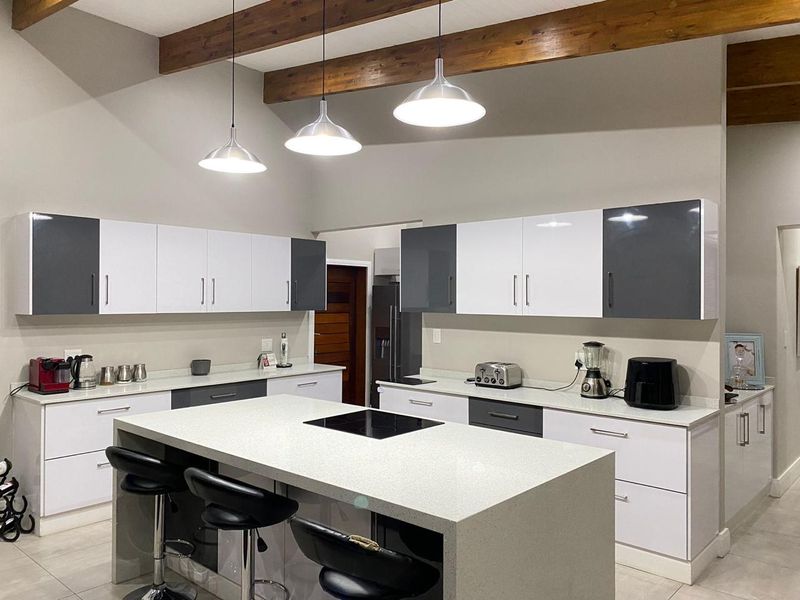 Contemporary Estate Living in Palm Lakes Estate - Photo 3
