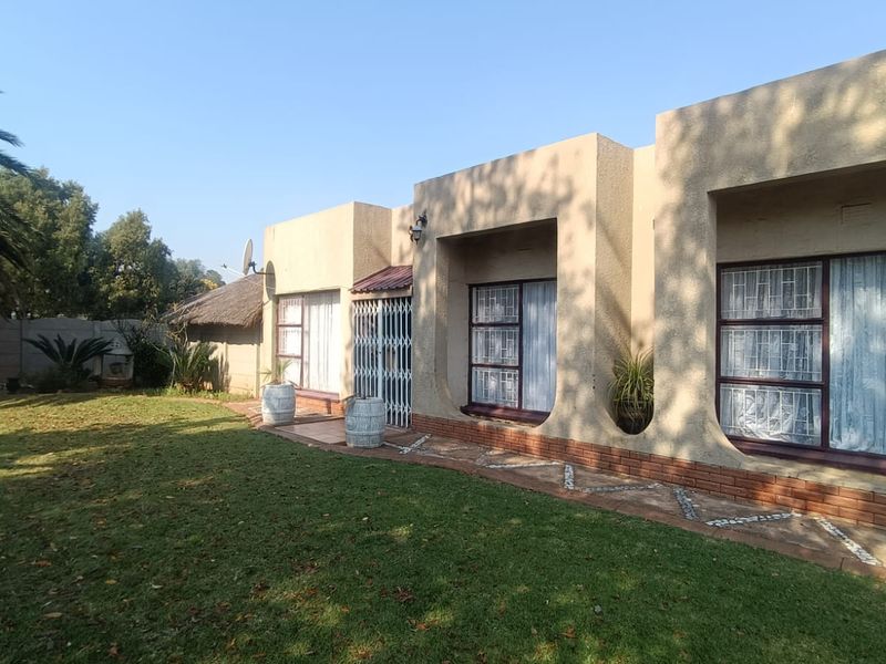 Stunning 3 Bedroom Family Home with Flatlet, Solar & Entertainment Oasis on a Corner Stand - Photo 1