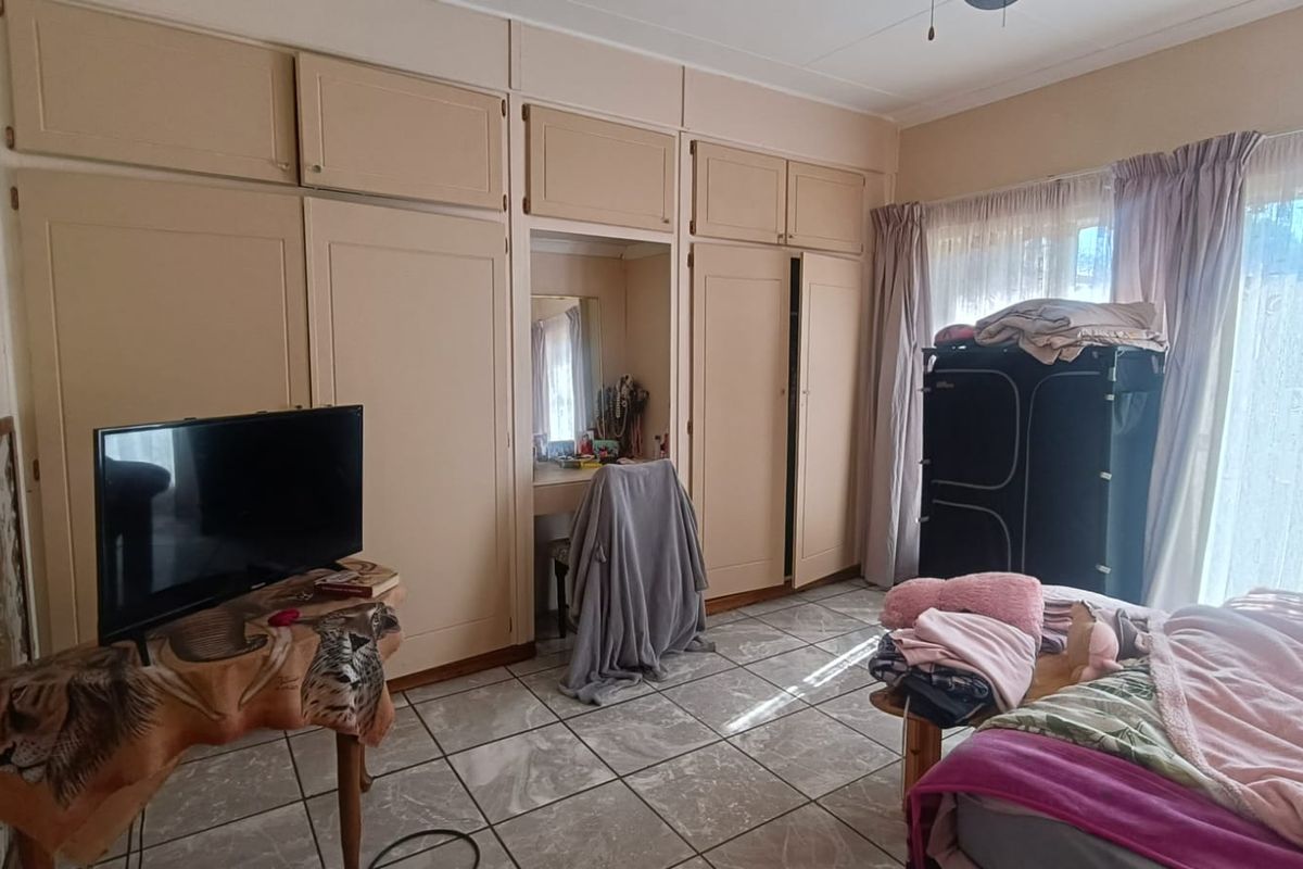 Stunning 3 Bedroom Family Home with Flatlet, Solar & Entertainment Oasis on a Corner Stand - Photo 2