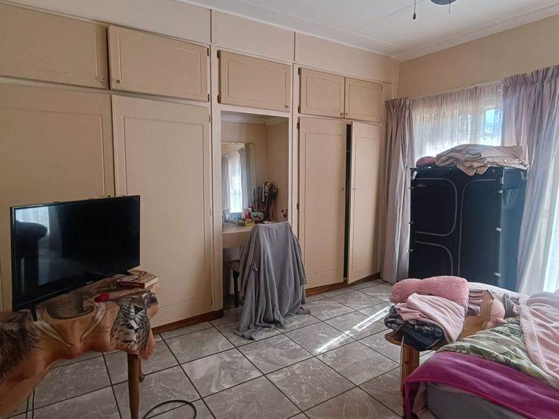 Stunning 3 Bedroom Family Home with Flatlet, Solar & Entertainment Oasis on a Corner Stand - Photo 2