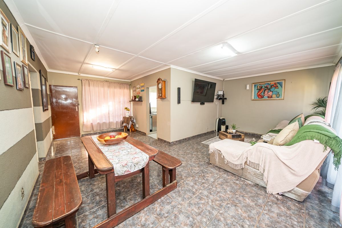 Stunning 3 Bedroom, flatlet and pool in Minnebron, Brakpan - Photo 2