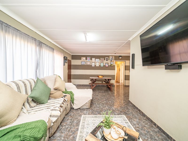 Stunning 3 Bedroom, flatlet and pool in Minnebron, Brakpan - Photo 3