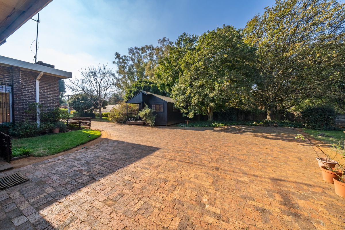 Lovely plot with pool & tennis court etc in the heart of Benoni AH(9530m2) - Photo 4