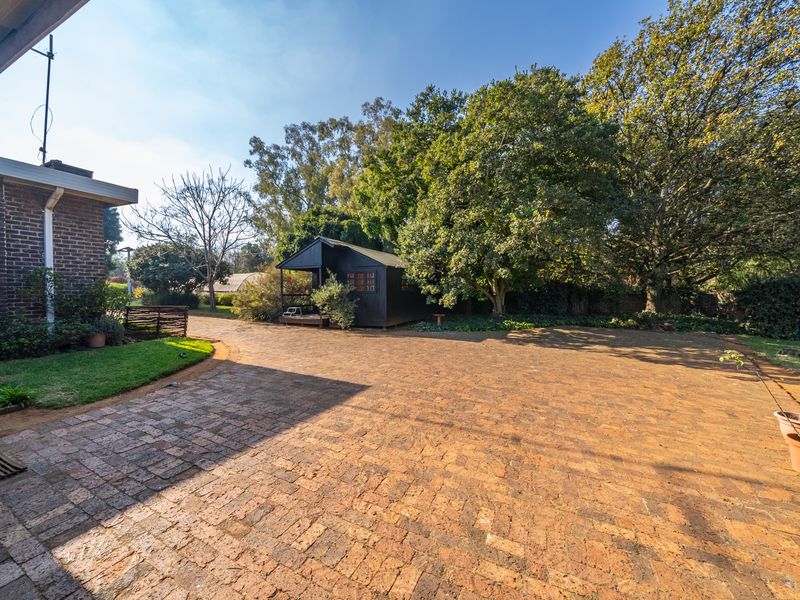 Lovely plot with pool & tennis court etc in the heart of Benoni AH(9530m2) - Photo 4