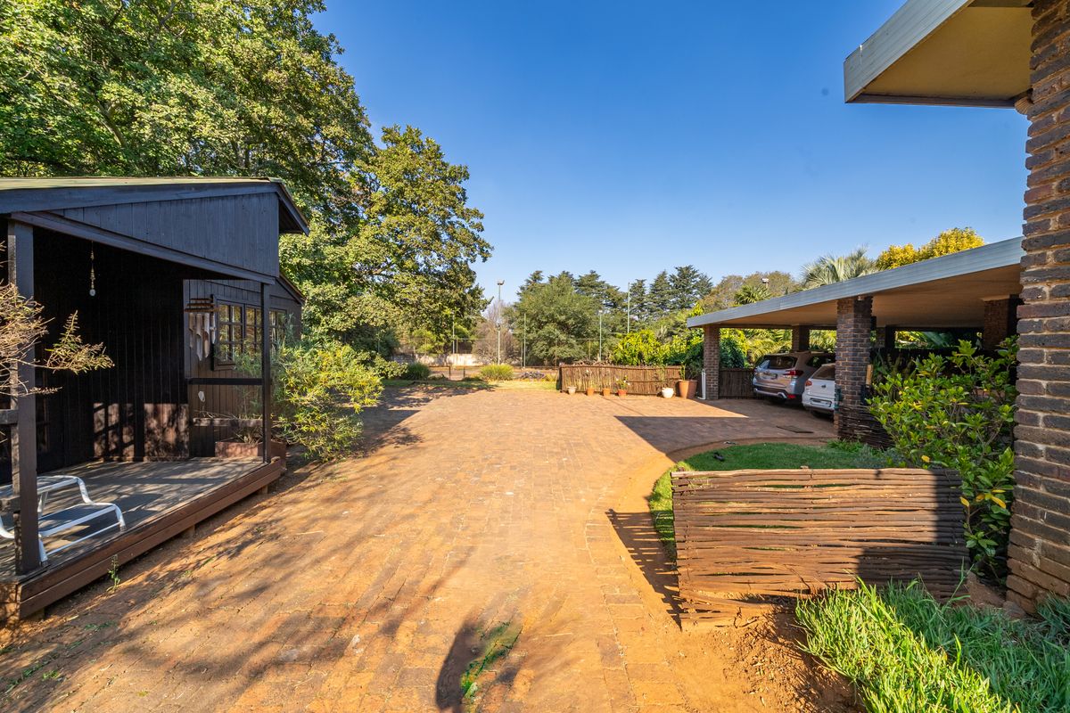 Lovely plot with pool & tennis court etc in the heart of Benoni AH(9530m2) - Photo 2