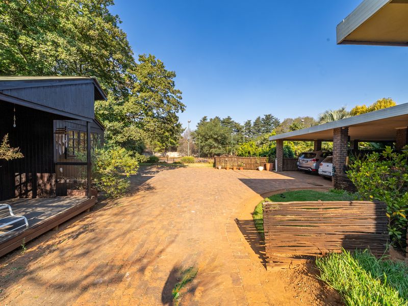 Lovely plot with pool & tennis court etc in the heart of Benoni AH(9530m2) - Photo 2