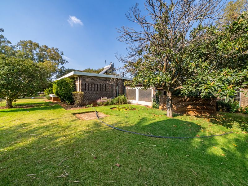 Lovely plot with pool & tennis court etc in the heart of Benoni AH(9530m2) - Photo 10
