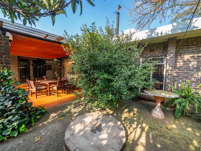 Lovely plot with pool & tennis court etc in the heart of Benoni AH(9530m2) - Photo 7