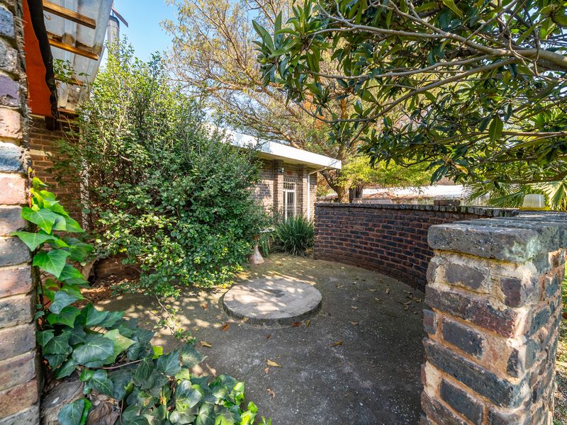 Lovely plot with pool & tennis court etc in the heart of Benoni AH(9530m2) - Photo 6