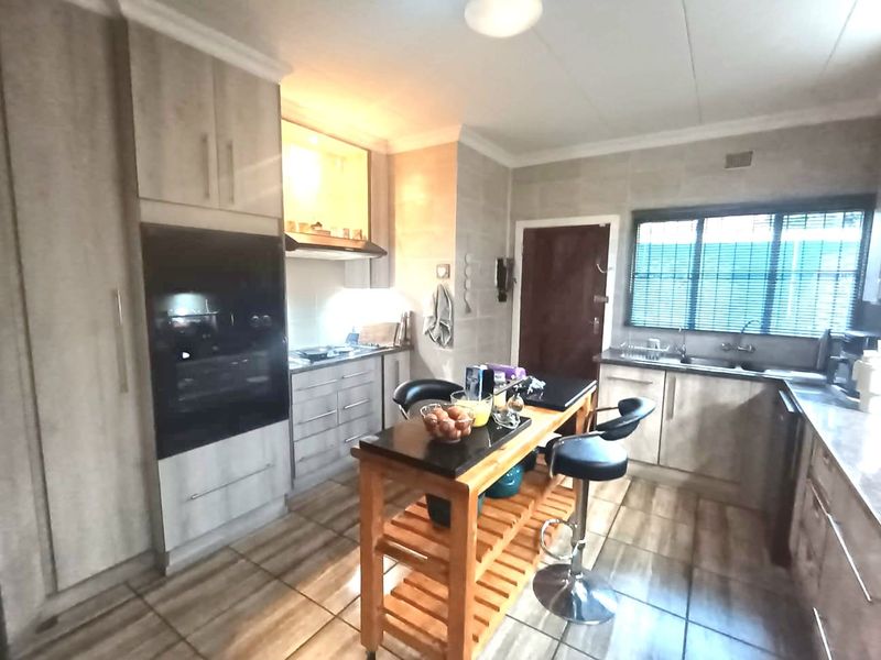 A Rare Lifestyle Masterpiece in General De Wet – Where Family Memories Are Made - Photo 6