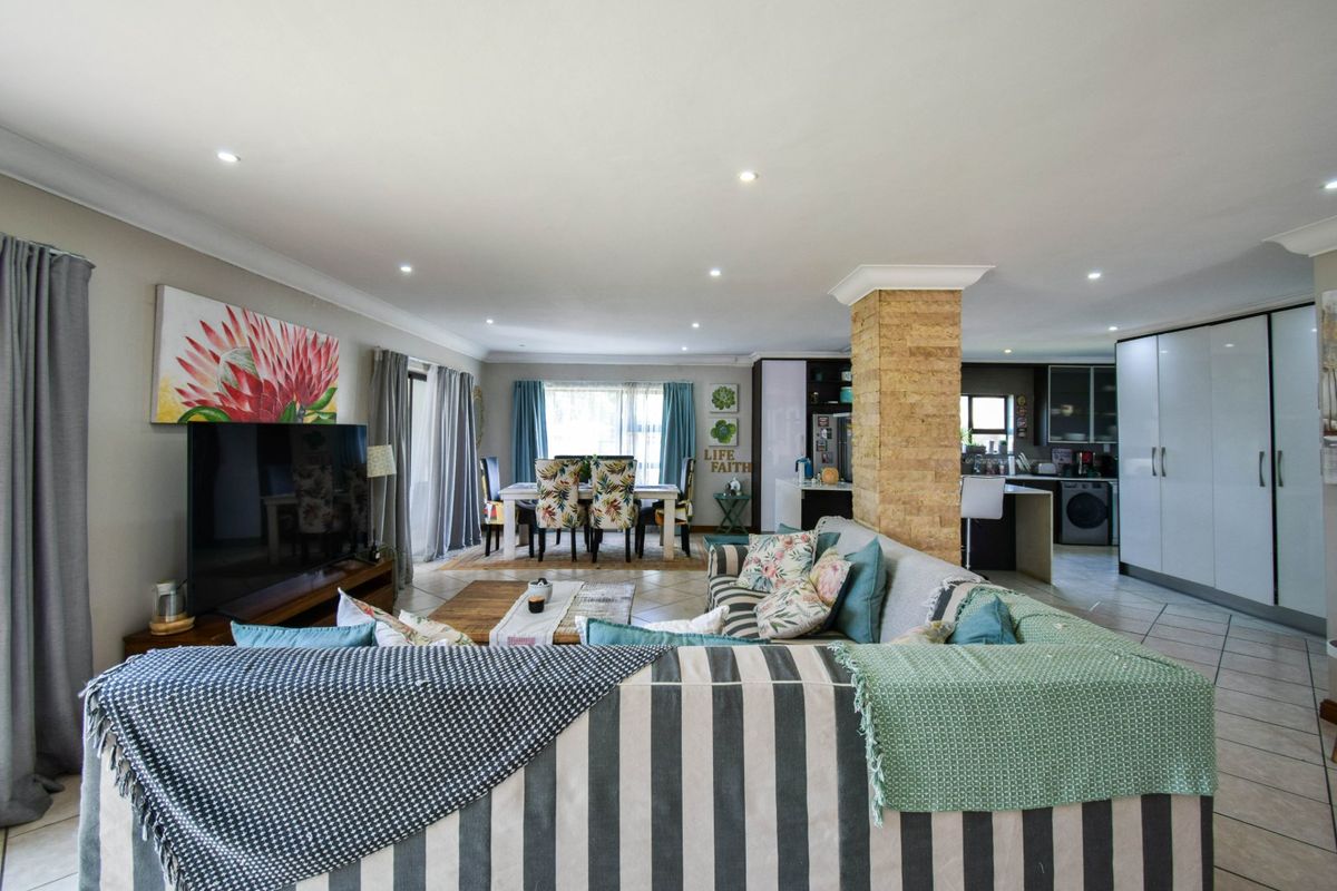 Entertainers Dream Home on OFFER! - Photo 3