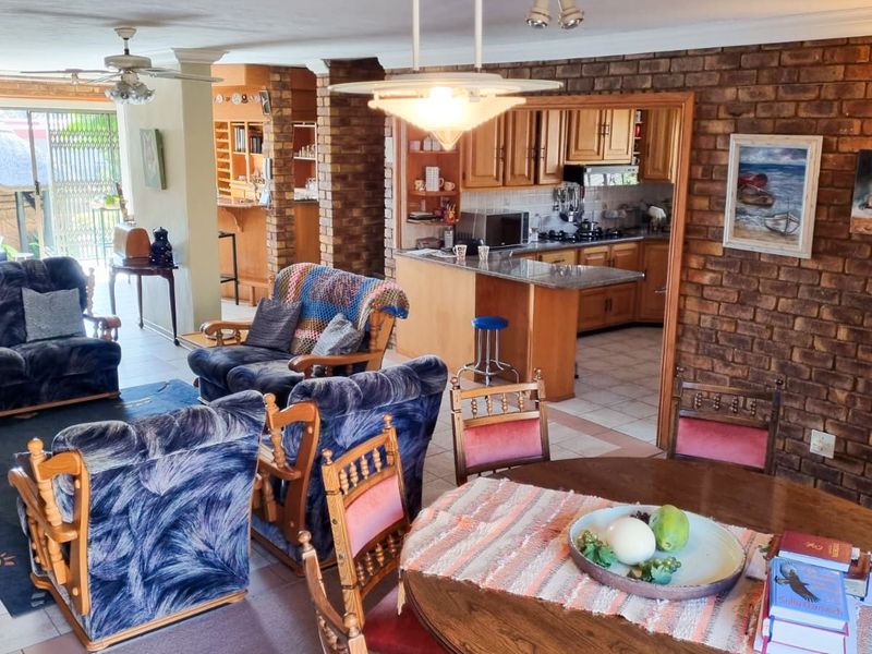 5 Bedroom Family Home For Sale! - Photo 9