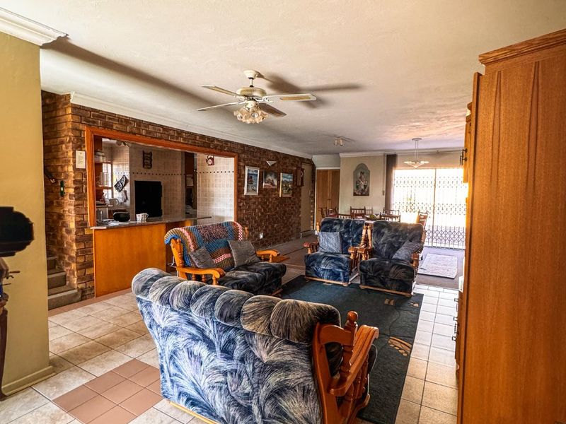 5 Bedroom Family Home For Sale! - Photo 8