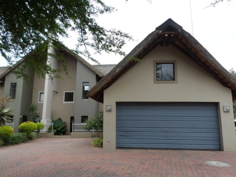 Beautiful 3 Bed thatch Townhouse for sale in this amazing complex. - Photo 1