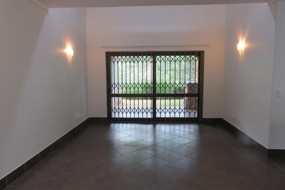 Beautiful 3 Bed thatch Townhouse for sale in this amazing complex. - Photo 2