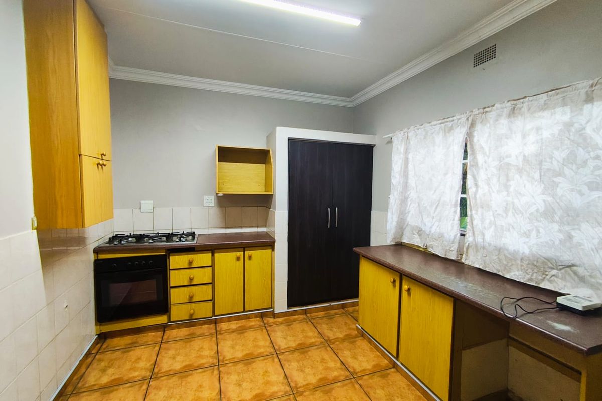 AN EXTRAORDINARY FAMILY RETREAT – SPACE, STYLE & VERSATILITY IN THE HEART OF WILGEHOF - Photo 4