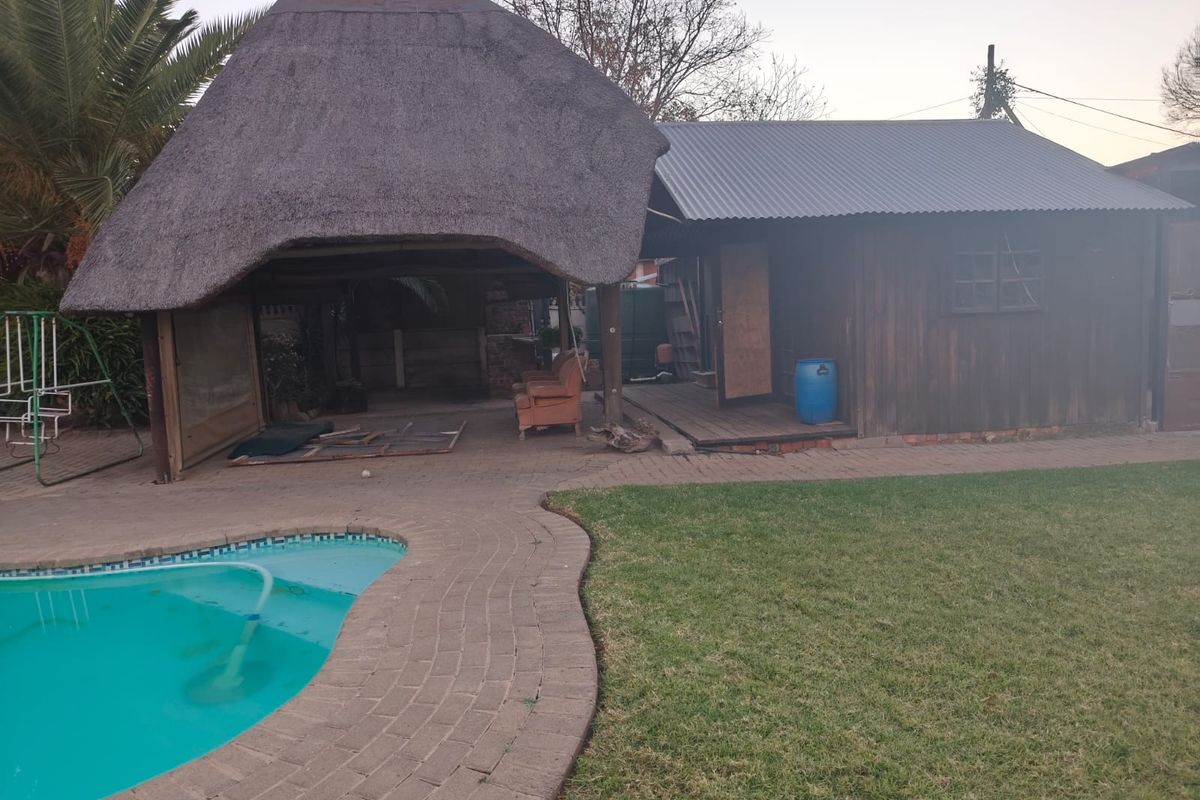 AN EXTRAORDINARY FAMILY RETREAT – SPACE, STYLE & VERSATILITY IN THE HEART OF WILGEHOF - Photo 2