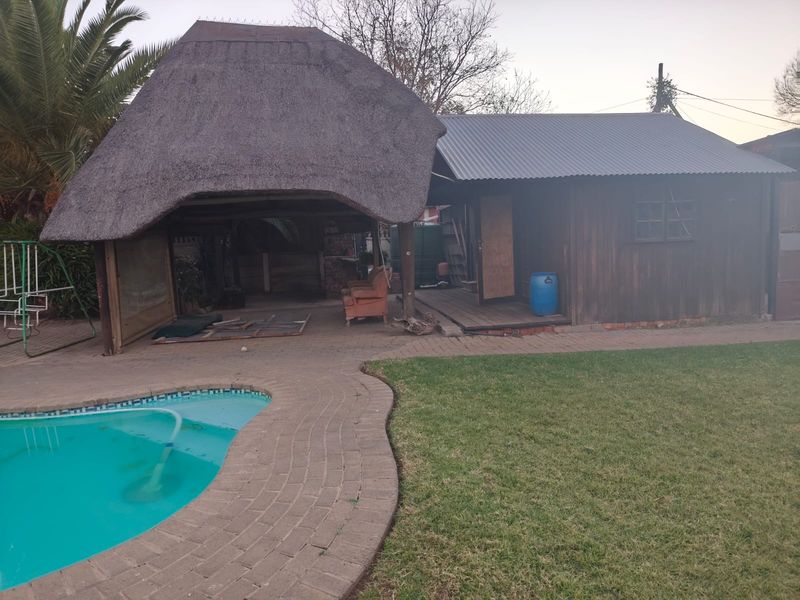 AN EXTRAORDINARY FAMILY RETREAT – SPACE, STYLE & VERSATILITY IN THE HEART OF WILGEHOF - Photo 2