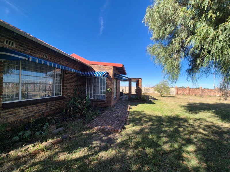 Spacious and well-maintained 2 bedroom home with huge yard - Photo 1