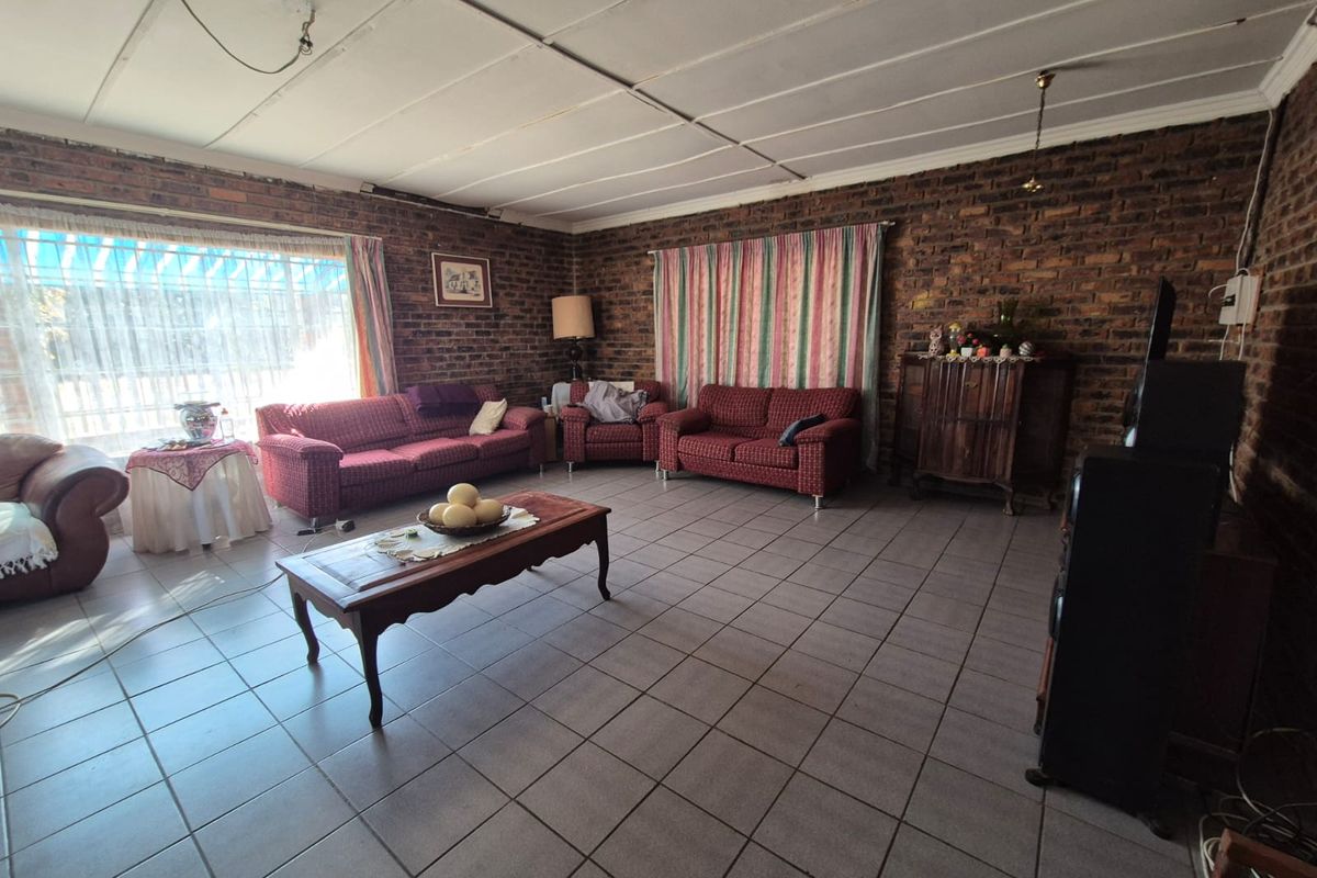 Spacious and well-maintained 2 bedroom home with huge yard - Photo 3