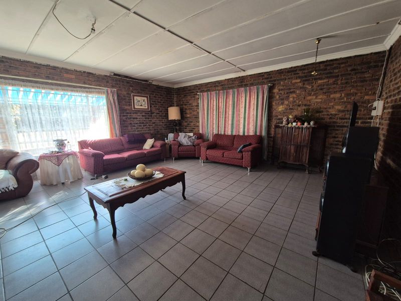 Spacious and well-maintained 2 bedroom home with huge yard - Photo 3