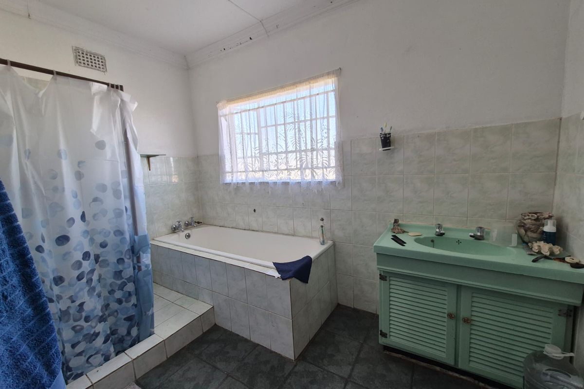 Spacious and well-maintained 2 bedroom home with huge yard - Photo 5