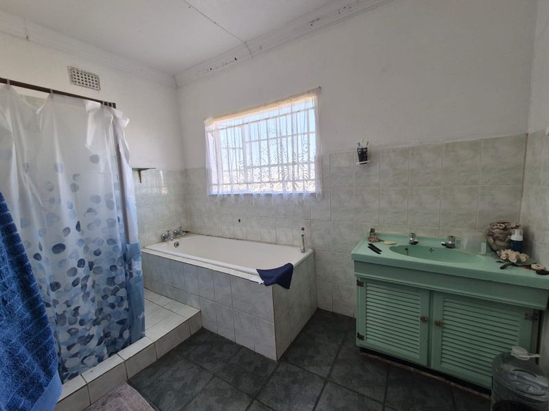 Spacious and well-maintained 2 bedroom home with huge yard - Photo 5