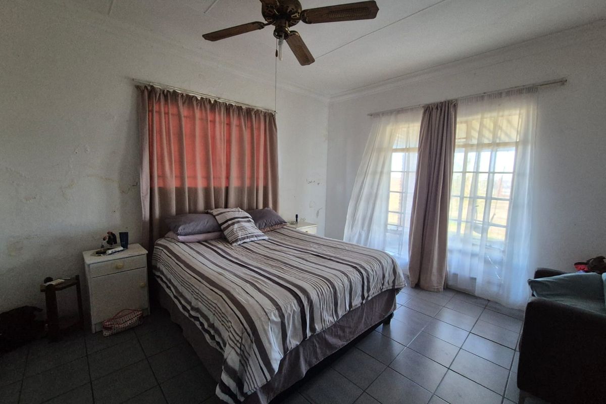 Spacious and well-maintained 2 bedroom home with huge yard - Photo 4