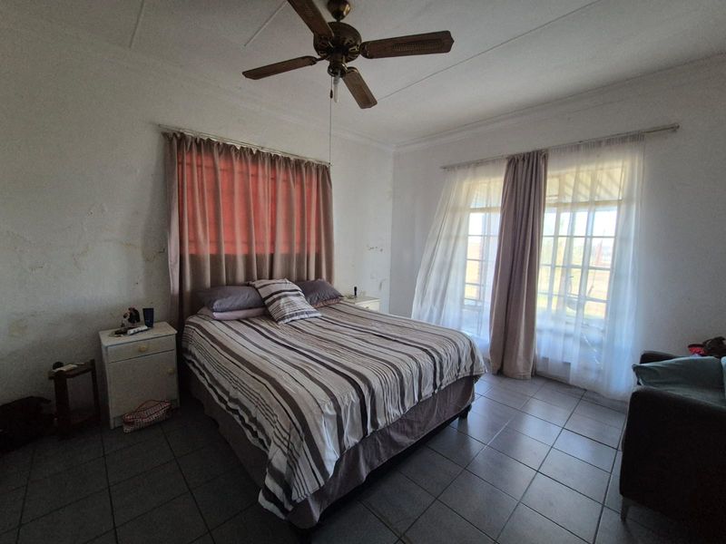 Spacious and well-maintained 2 bedroom home with huge yard - Photo 4