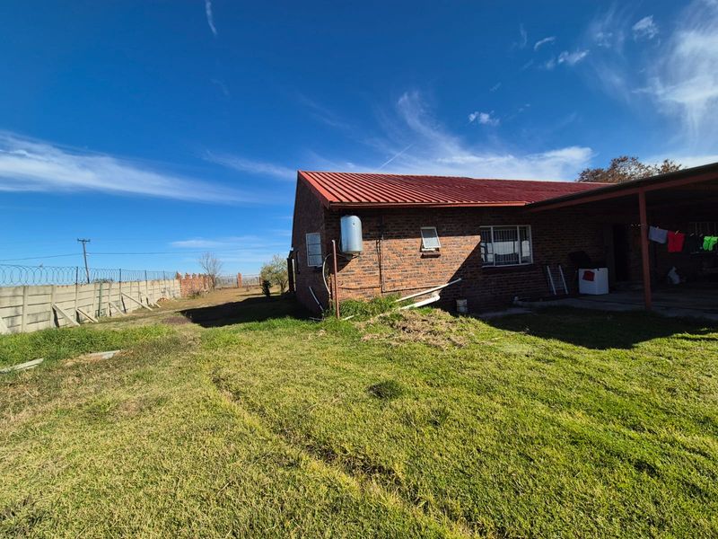 Spacious and well-maintained 2 bedroom home with huge yard - Photo 9