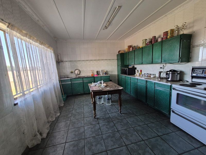 Spacious and well-maintained 2 bedroom home with huge yard - Photo 8