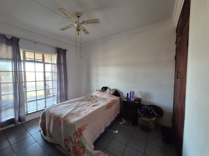 Spacious and well-maintained 2 bedroom home with huge yard - Photo 7