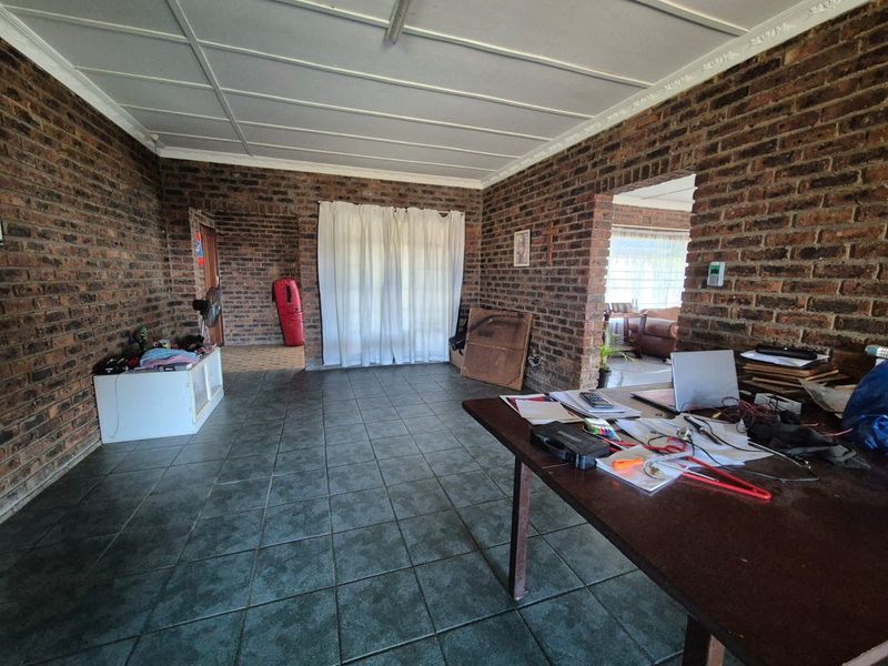 Spacious and well-maintained 2 bedroom home with huge yard - Photo 6