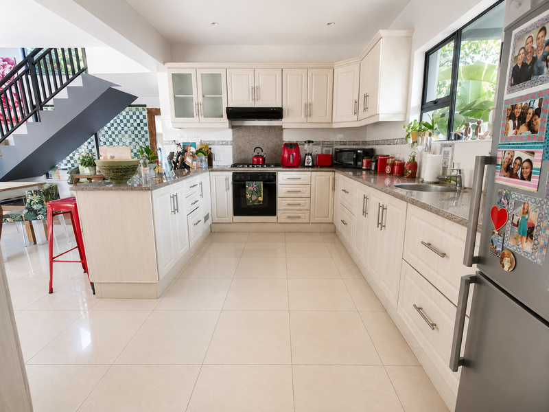 Modern En-suite Luxury in Secure Palm Lakes Estate - Photo 2